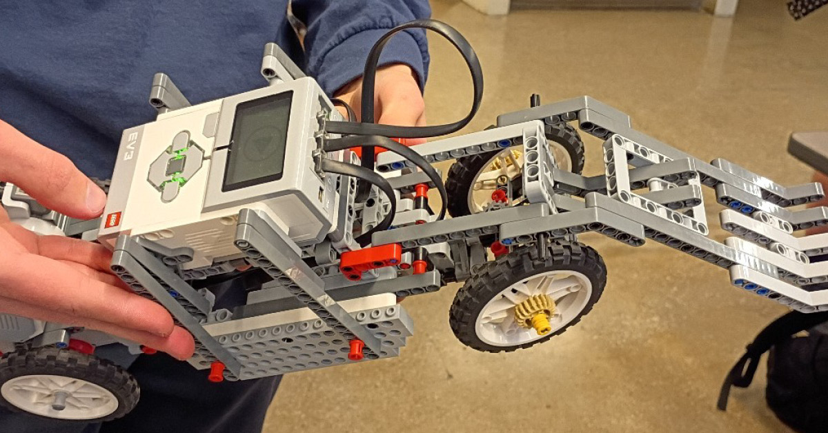 Robotics class_social3.jpg